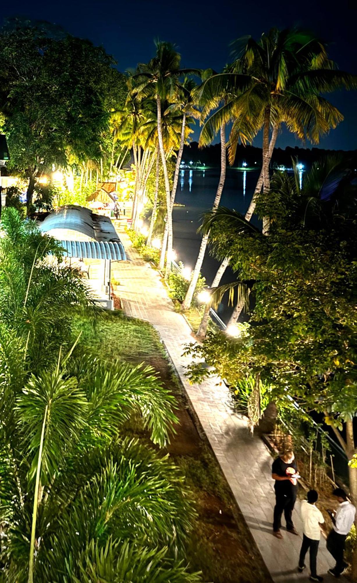 Jaladarshini Lakeside Gardens Bed & Breakfast Kollam Exterior photo